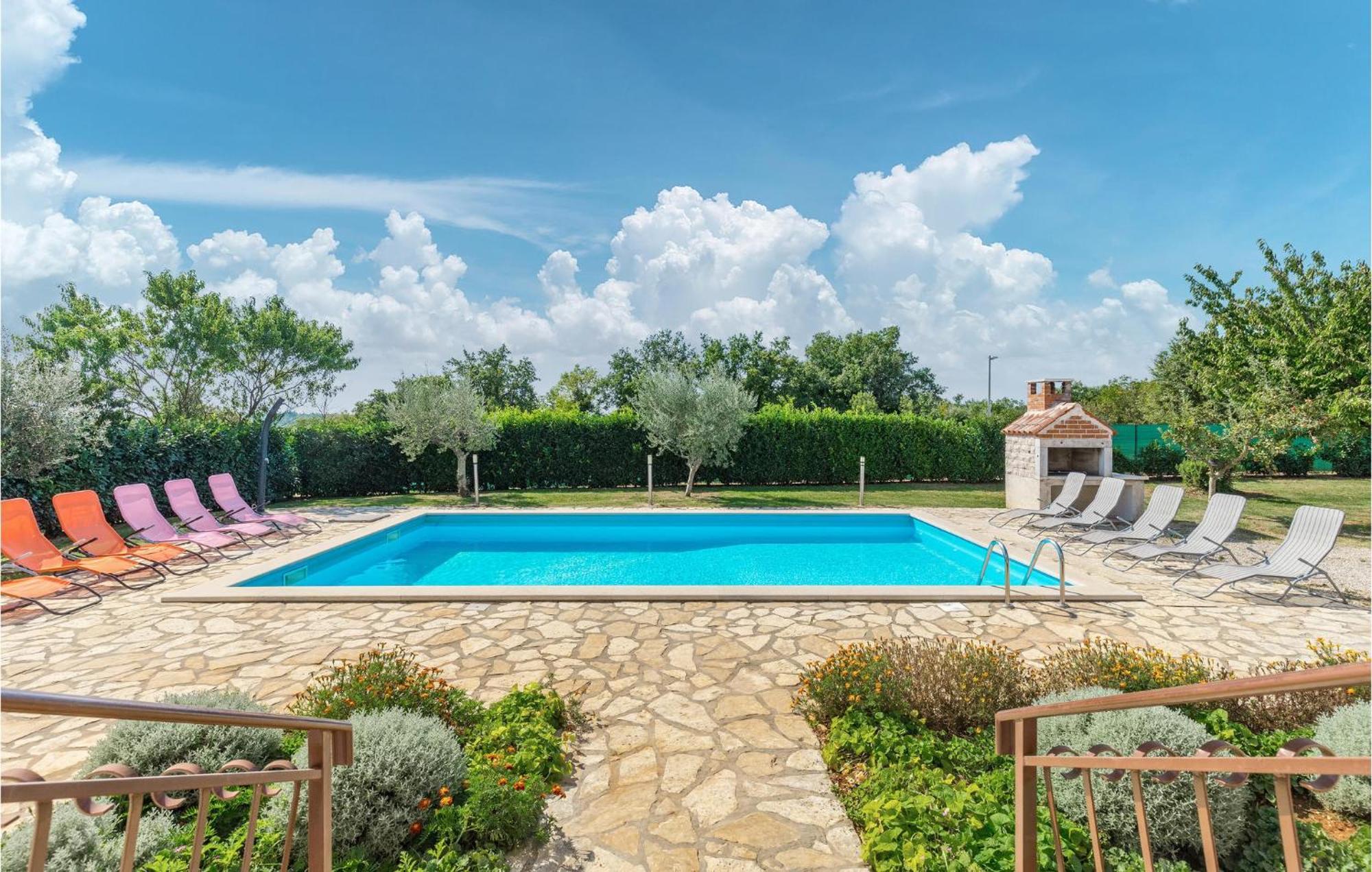 Beautiful Home In Visnjan With Wifi Экстерьер фото